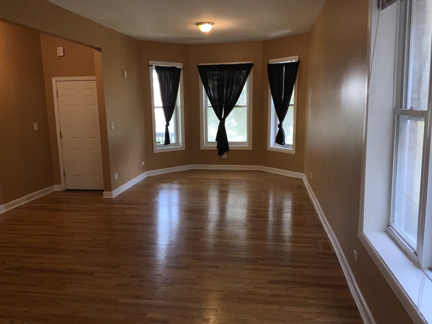 Property Photo: 1425 East 69th Place 1 IL 60637