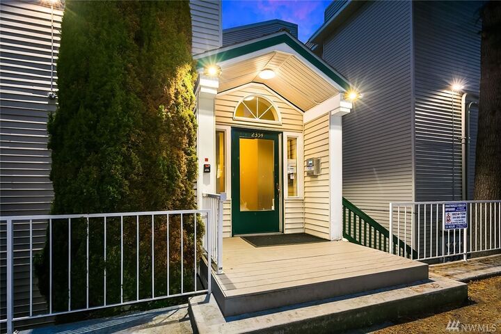 Property Photo:  2354  Yale Avenue E 301  WA 98102 