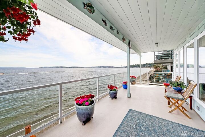 Property Photo:  3085  Alki Avenue SW 2  WA 98116 
