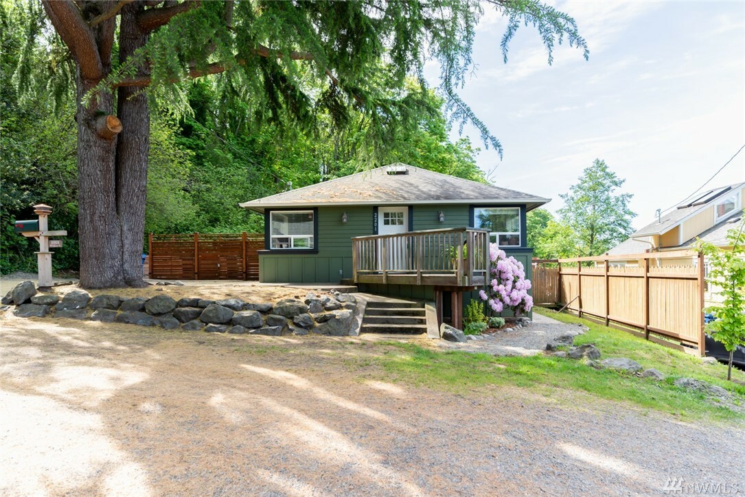 Property Photo:  2201 SW Genesee St  WA 98106 