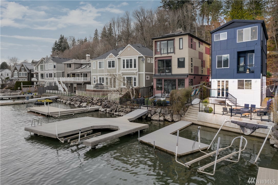 Property Photo:  4265 E Lake Sammamish Shore Lane SE  WA 98075 