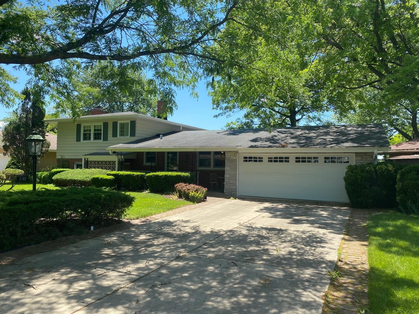 Property Photo:  2812 South Briarwood Drive East  IL 60005 