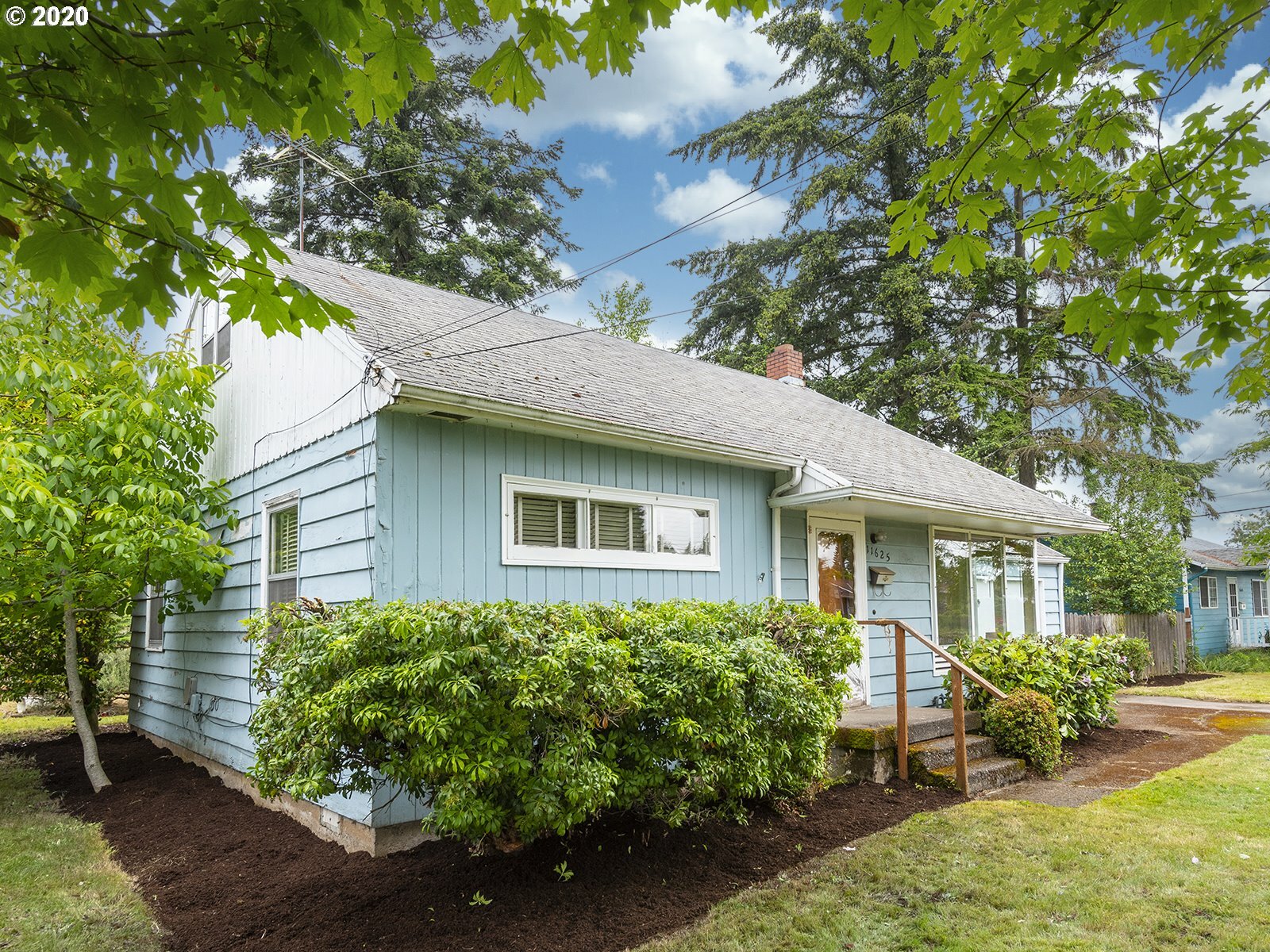 Property Photo:  11625 NE Morris St  OR 97220 