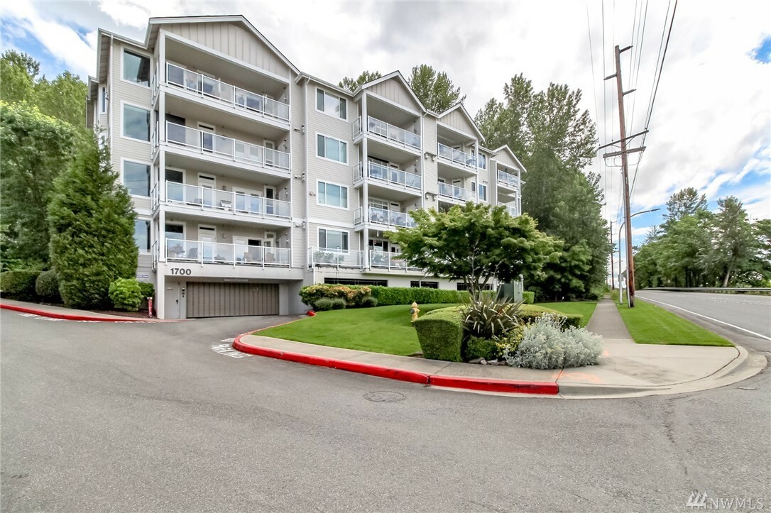 Property Photo:  1700 Lake Washington Blvd 103  WA 98056 