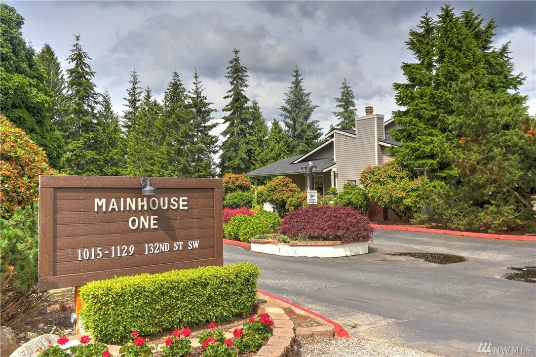 Property Photo:  1121  132nd Street SW B  WA 98204 