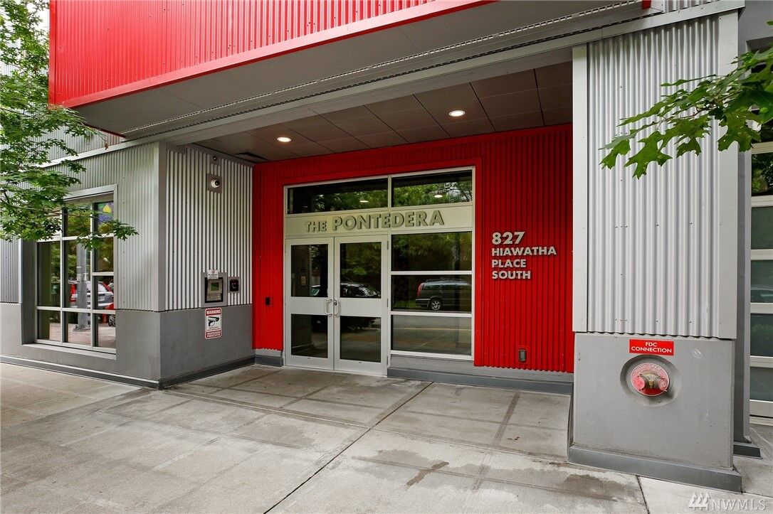 Property Photo: 827 Hiawatha Place S 210 WA 98144