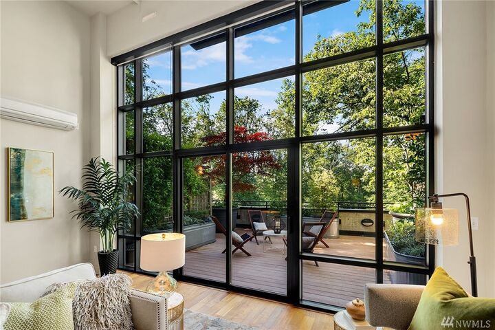 Property Photo:  2914 E Madison St 205  WA 98112 