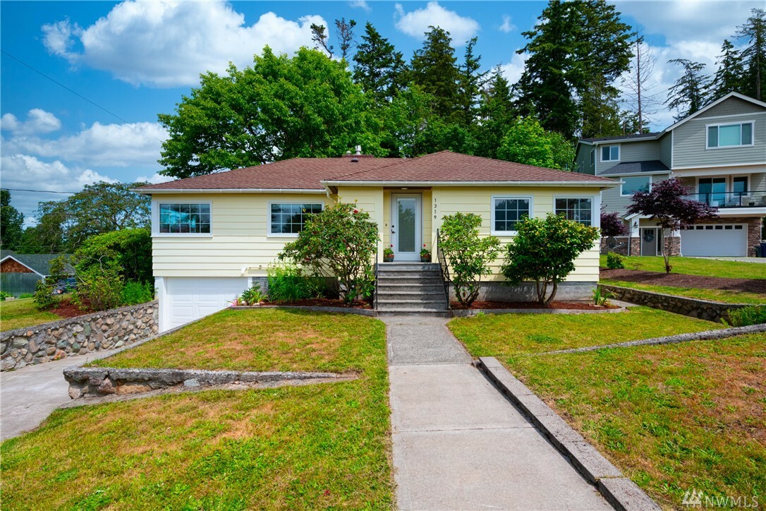 Property Photo:  1319 Dakota Ave  WA 98221 