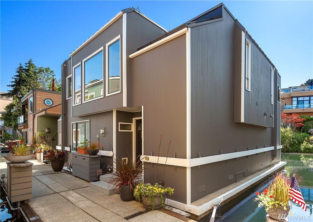 Property Photo: 2600 Fairview Ave E 7 WA 98102