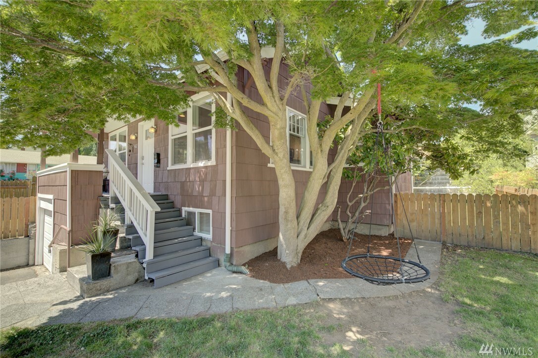 Property Photo:  902 N 96th St  WA 98103 