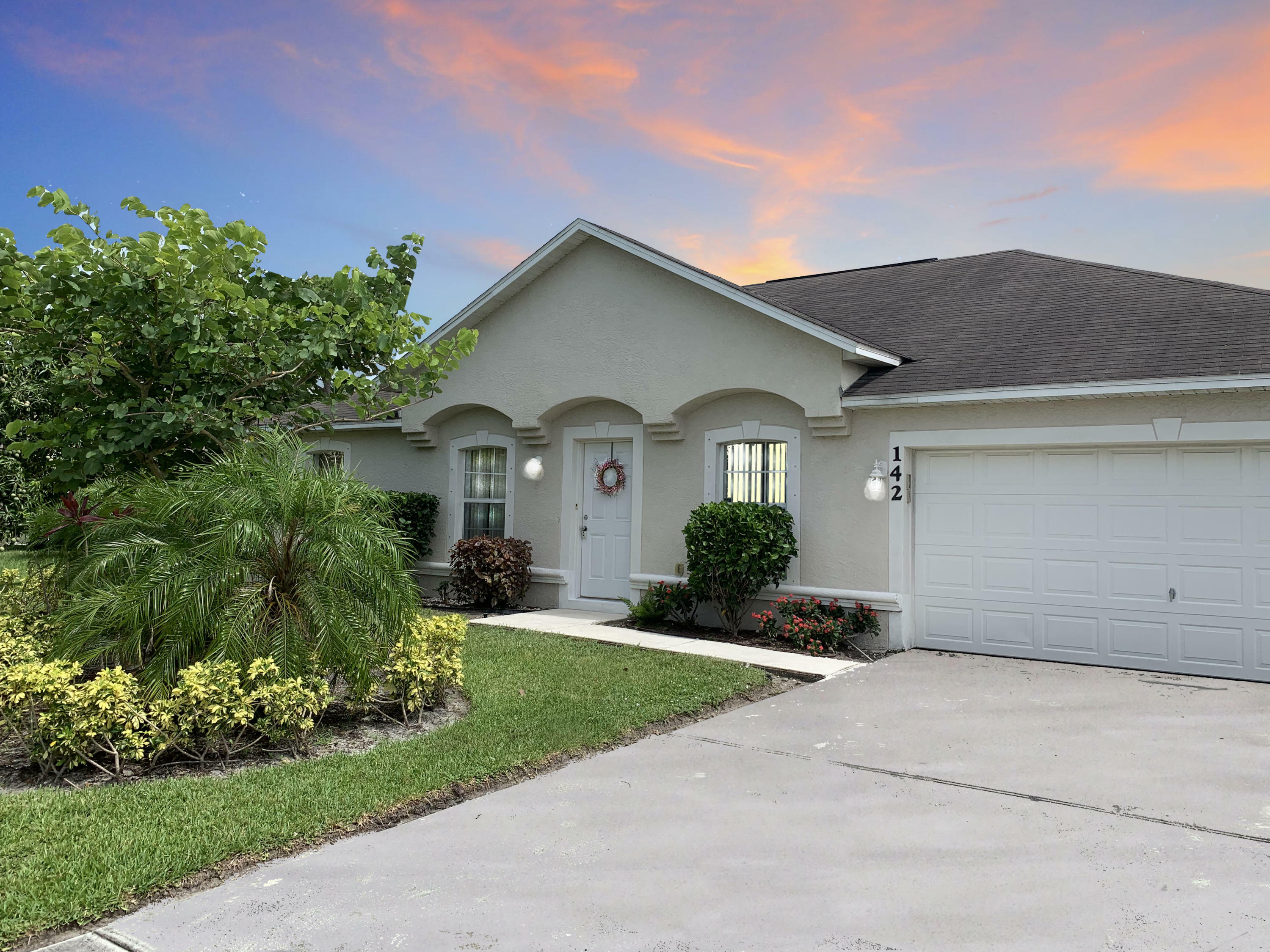 Property Photo:  142 SW Tulip Boulevard  FL 34953 