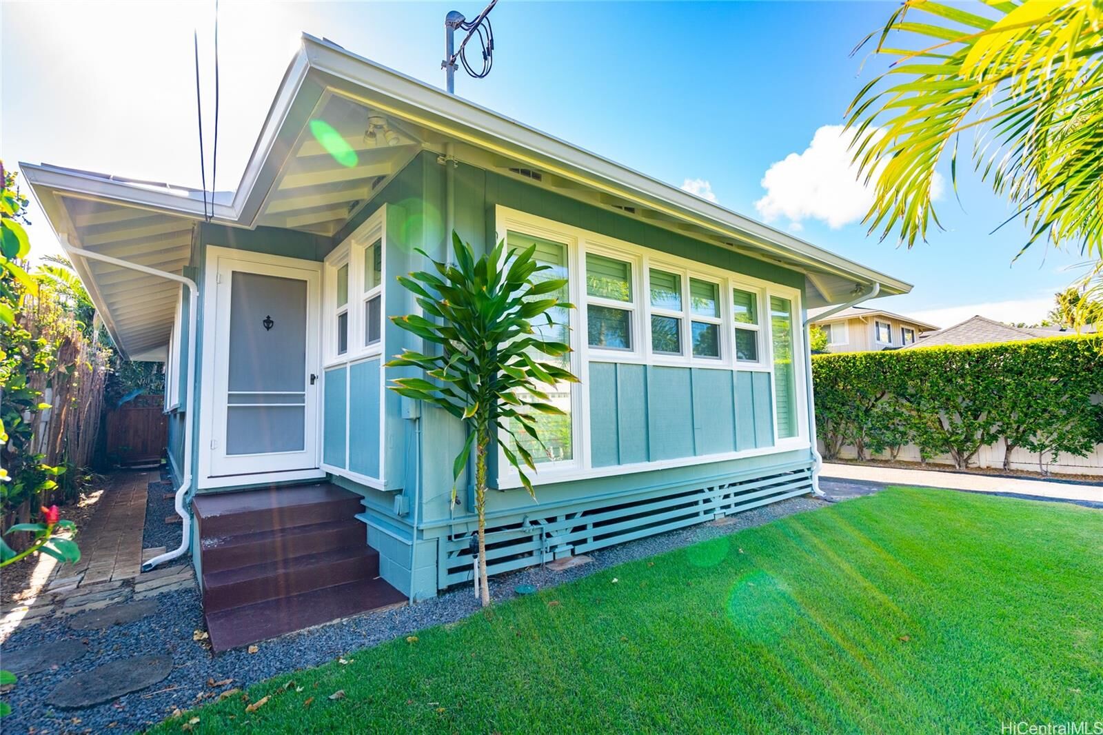 Property Photo: 933 Wailupe Place HI 96821