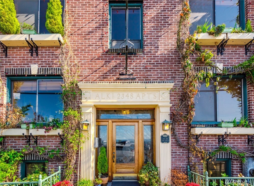 Property Photo: 2348 Alki Ave SW 204 WA 98116