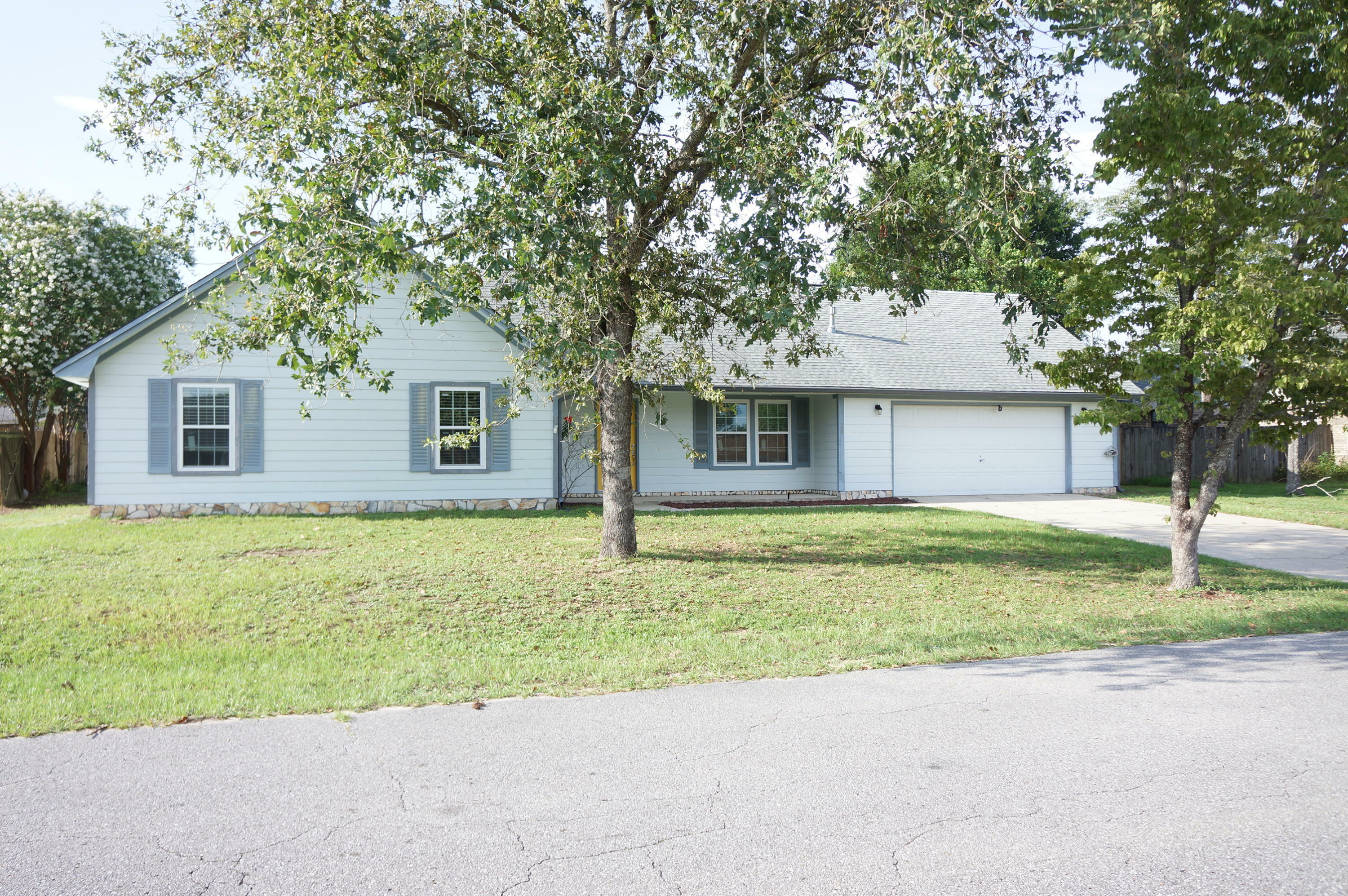 Property Photo:  604 Moss Drive  FL 32536 