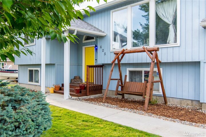 Property Photo:  625 S Pommer Avenue  WA 98837 