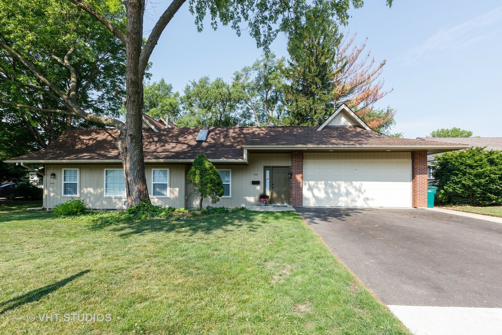 Property Photo:  909 Westshire Drive  IL 60435 