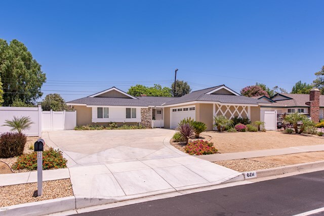 Property Photo:  61 W Avenida De Las Flores  CA 91360 