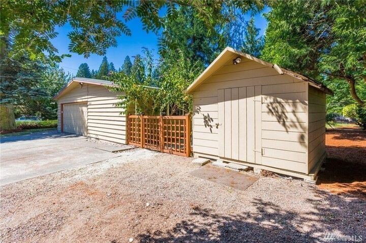 Property Photo:  13202 NE 70th St  WA 98033 