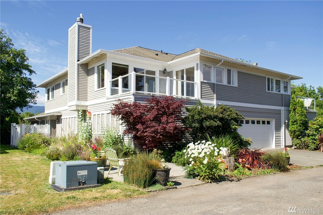 Property Photo:  229 E 1st St 3  WA 98362 