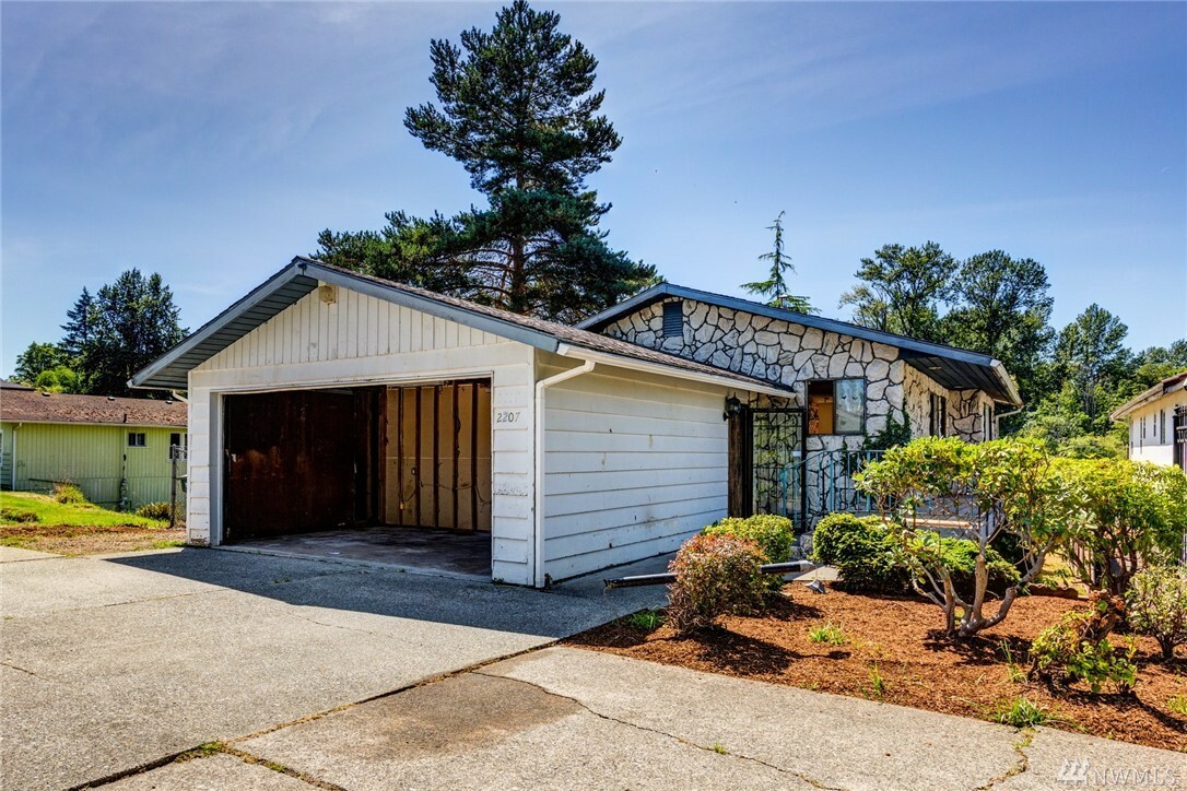 Property Photo:  2207 Electric Ave  WA 98229 