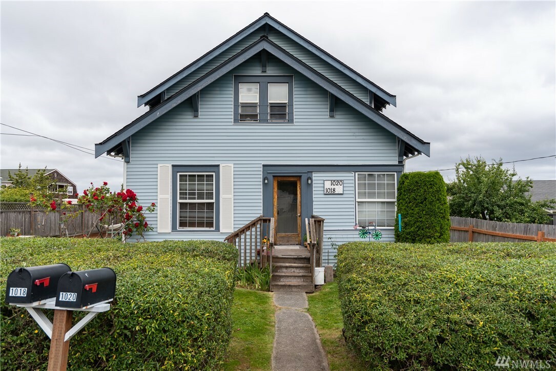 Property Photo:  1018 28th St  WA 98221 