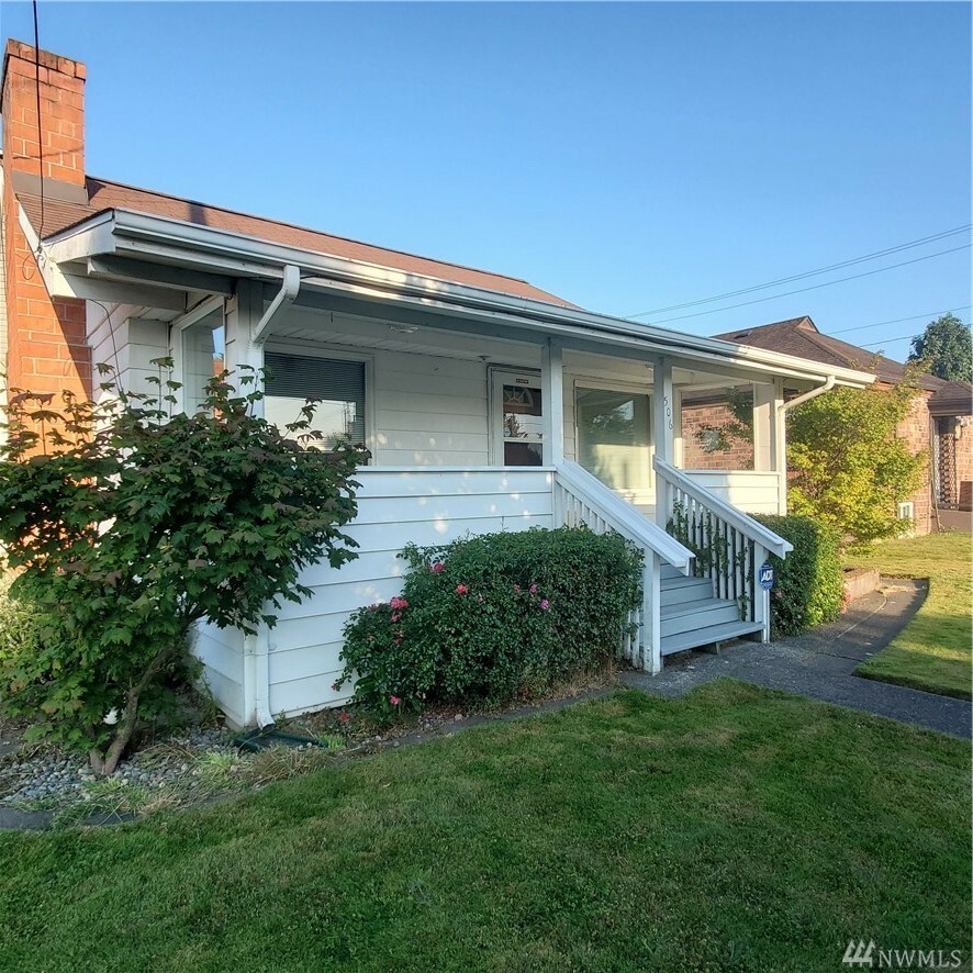 Property Photo:  506 Wells Ave N  WA 98057 