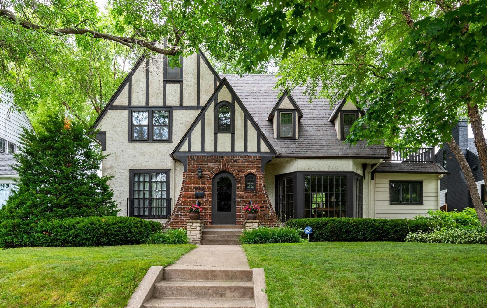 Property Photo:  1895 Pinehurst Avenue  MN 55116 