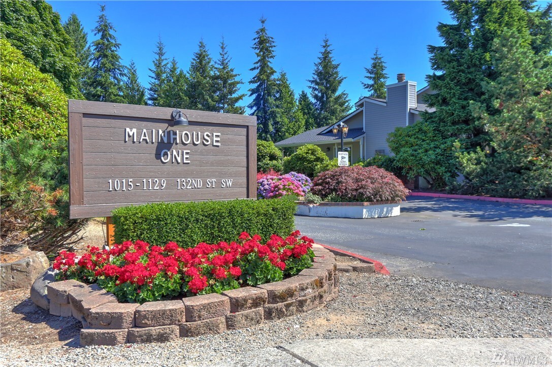 Property Photo: 1127 132nd Street SW B WA 98204