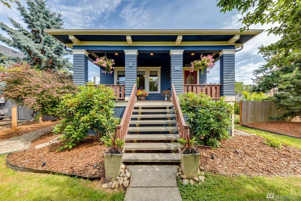 Property Photo:  1411 Hoyt Ave  WA 98201 