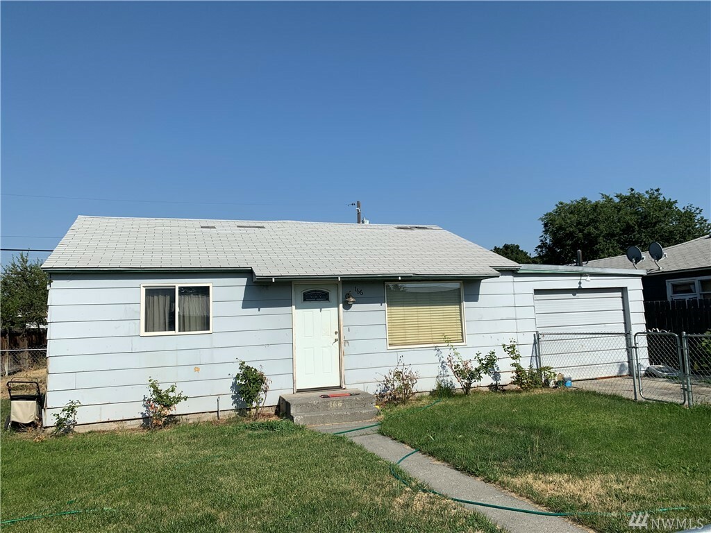 Property Photo: 166 E St SE WA 98823