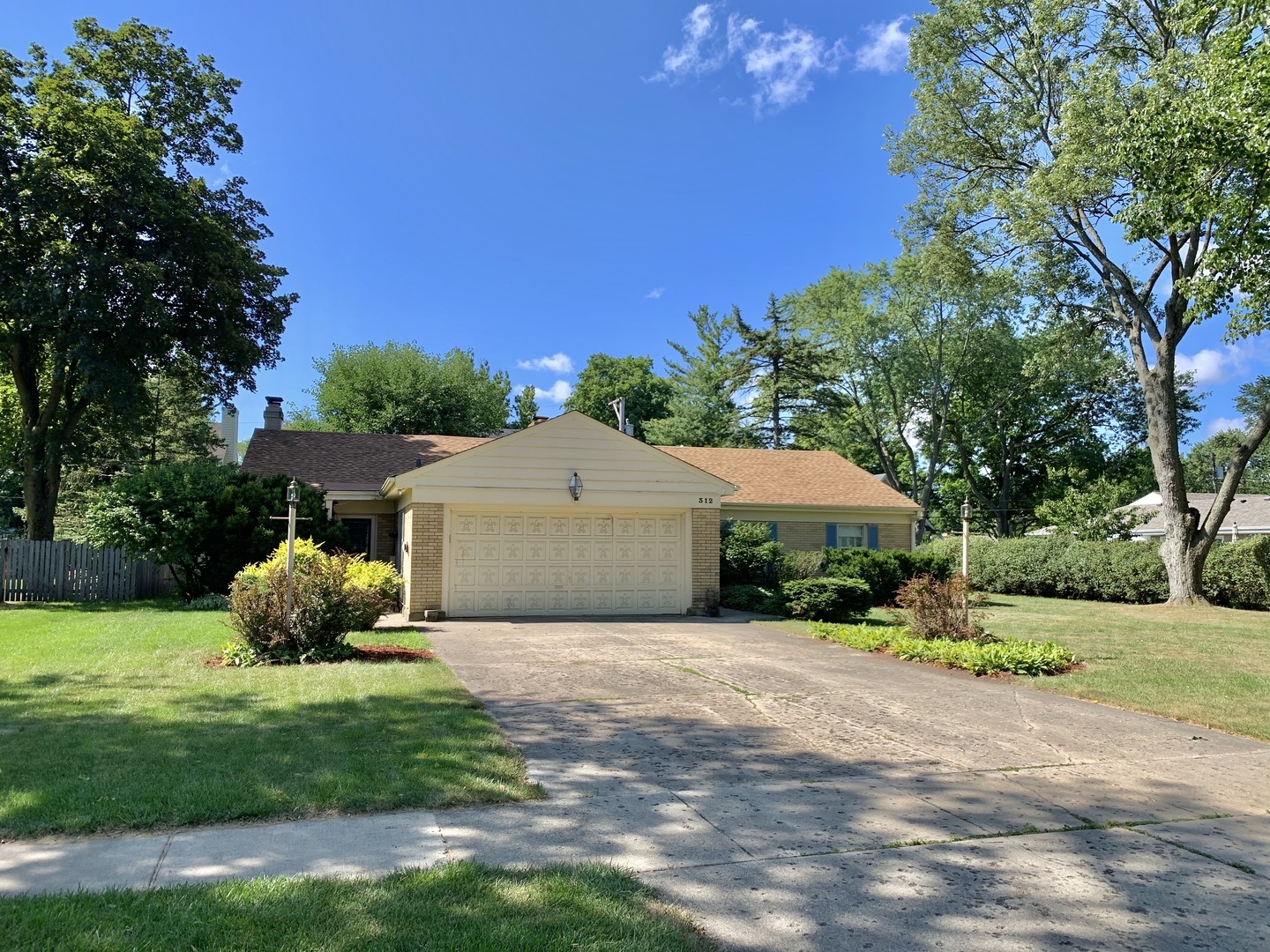 Property Photo:  312 Parkway Drive  IL 60187 