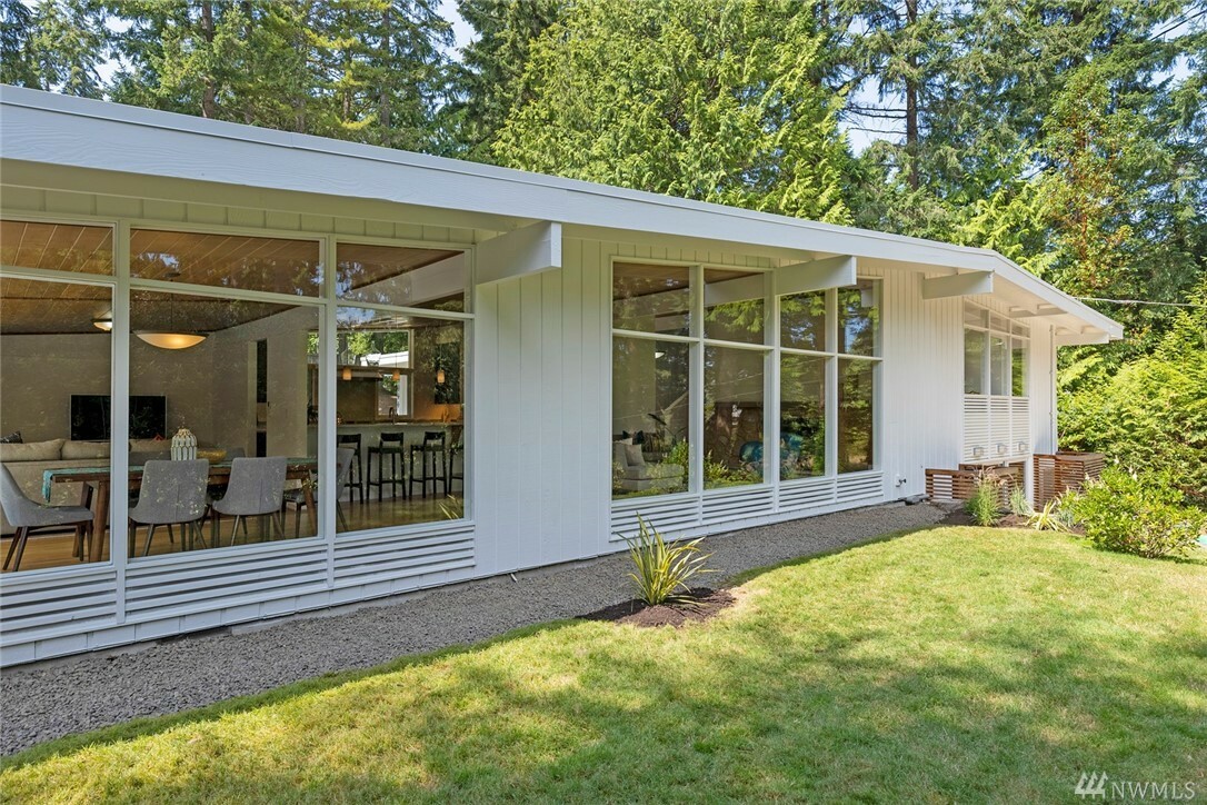 Property Photo:  8975 Ferncliff Ave NE  WA 98110 