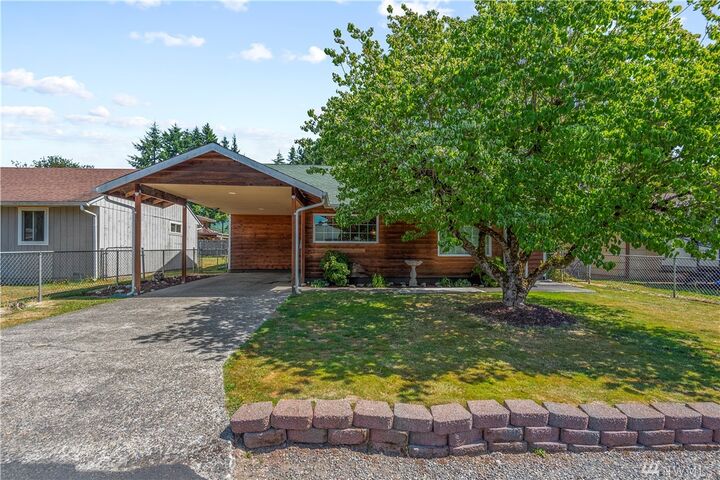 Property Photo:  744 NE Woodard Ave  WA 98611 