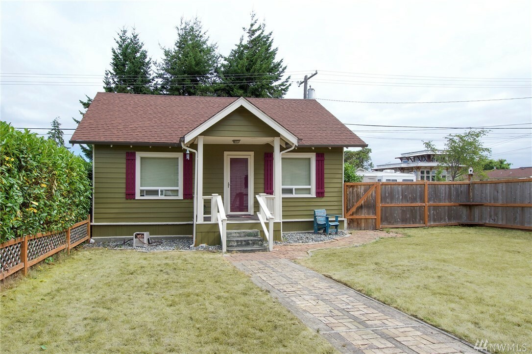 Property Photo:  1827 W 6th St  WA 98363 