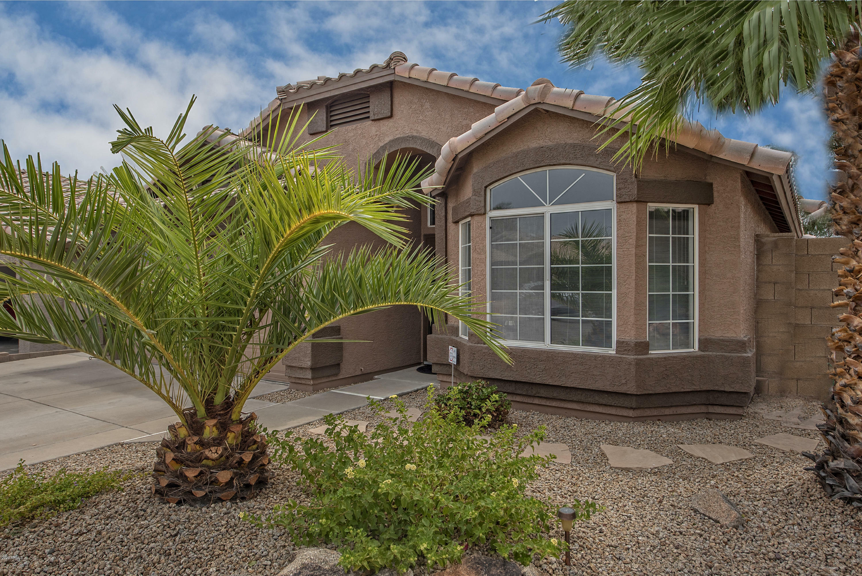 Property Photo: 2209 E Siesta Lane AZ 85024