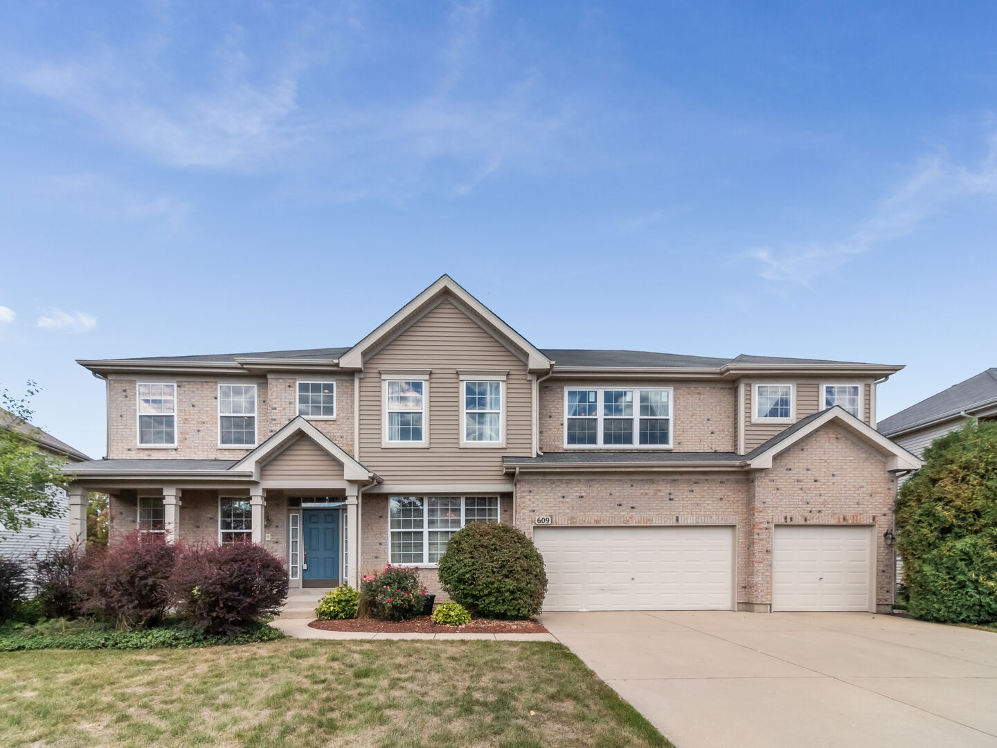 Property Photo: 609 Mansfield Way IL 60543