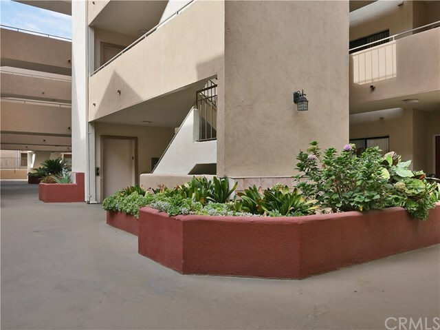 Property Photo:  500 E Lexington Drive 109  CA 91206 