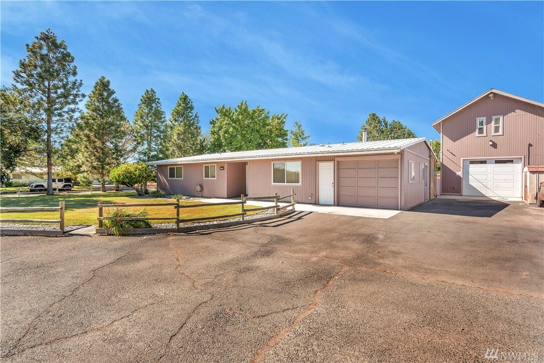 Property Photo:  118 Schilling Dr  WA 98837 