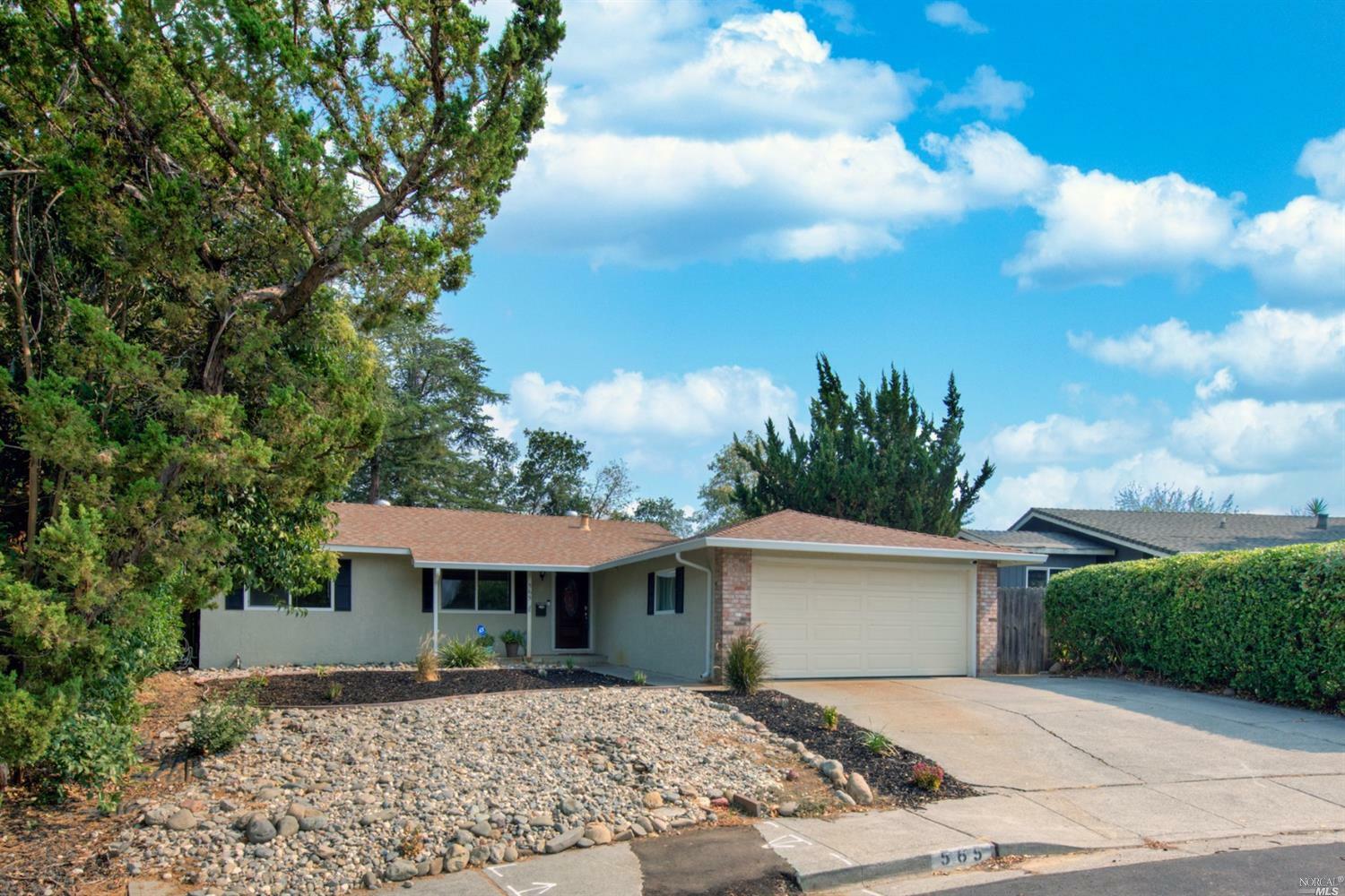 Property Photo: 565 Trinity Drive CA 95687