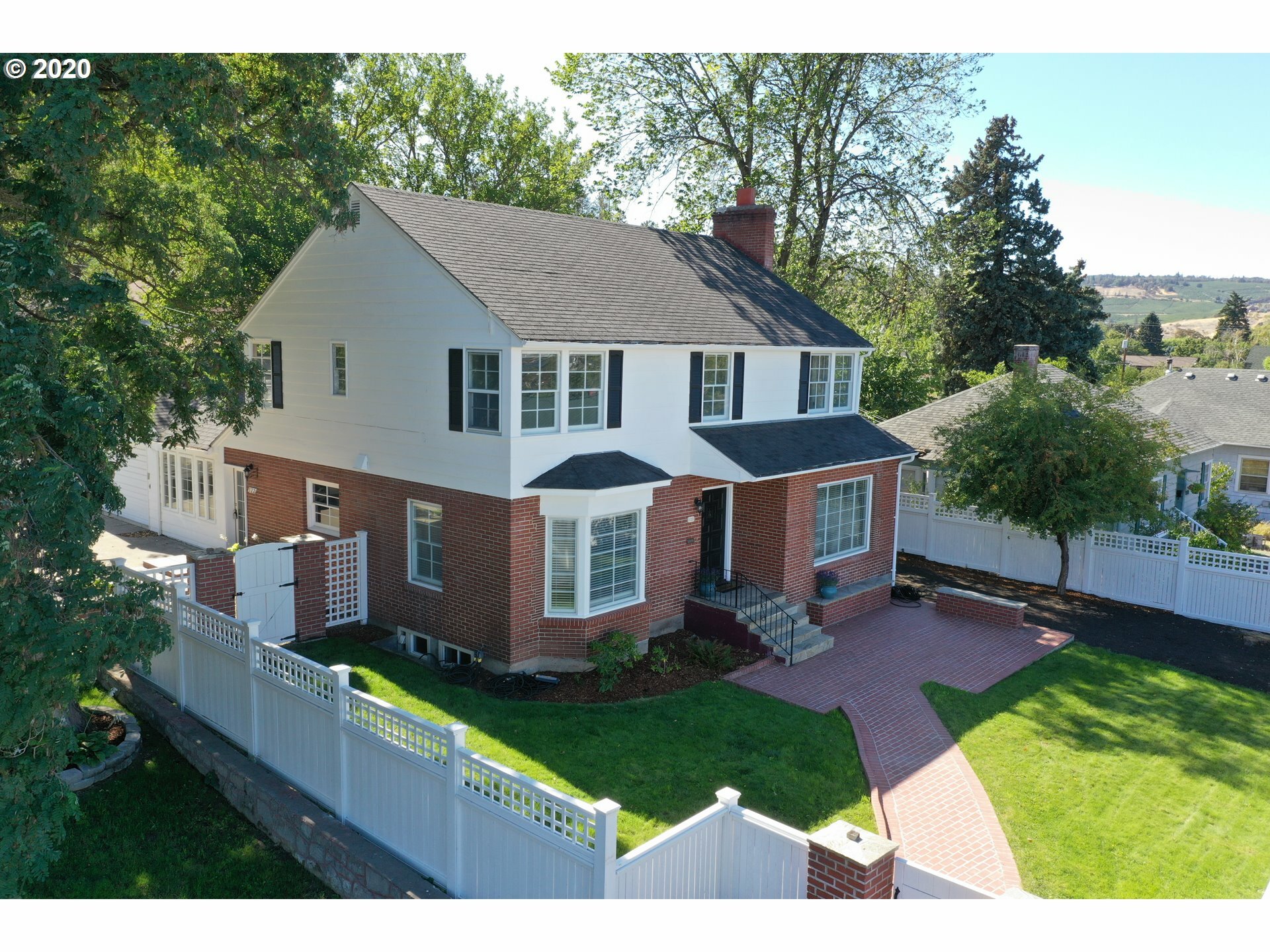 Property Photo: 122 E 13th St OR 97058