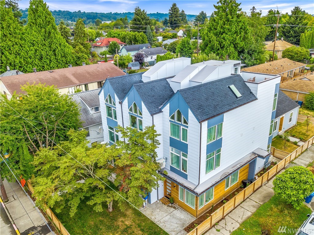 Property Photo:  1058 S Cloverdale St B  WA 98108 
