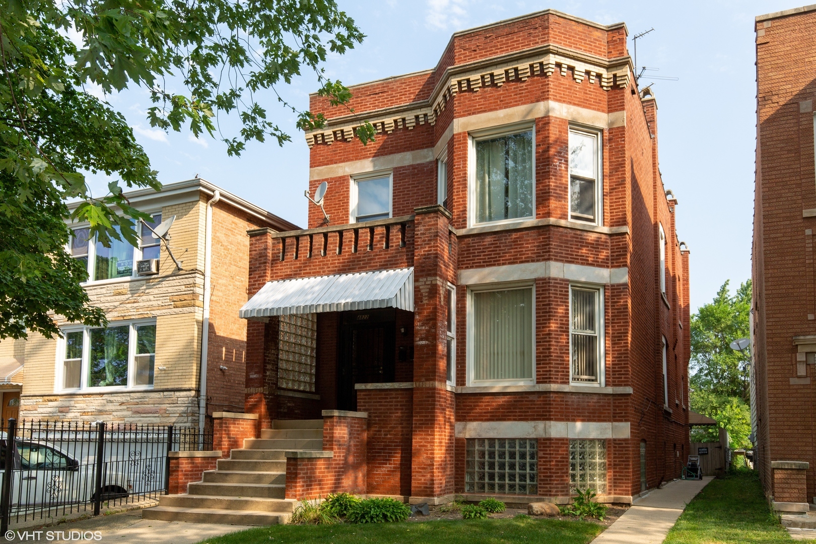 Property Photo:  4822 West Cornelia Avenue  IL 60641 