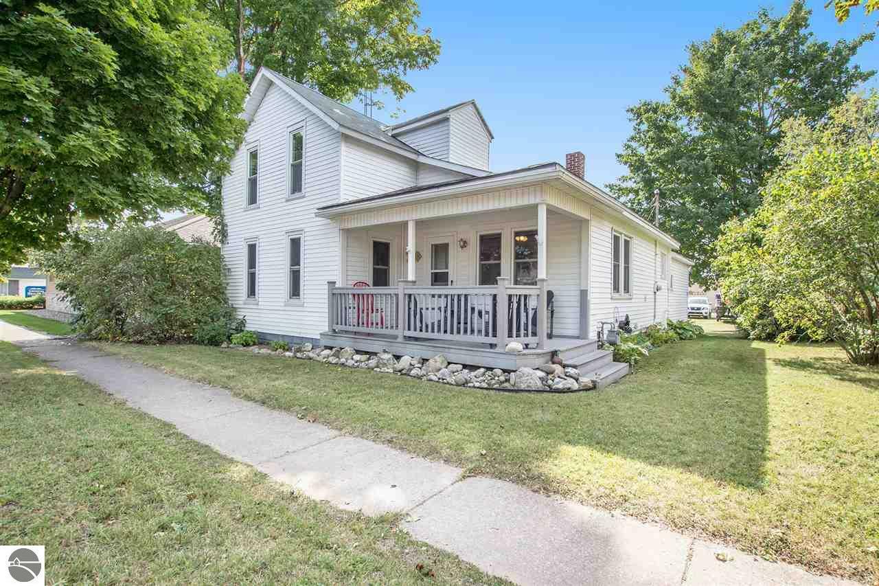 Property Photo:  822 Forest Avenue  MI 49635 