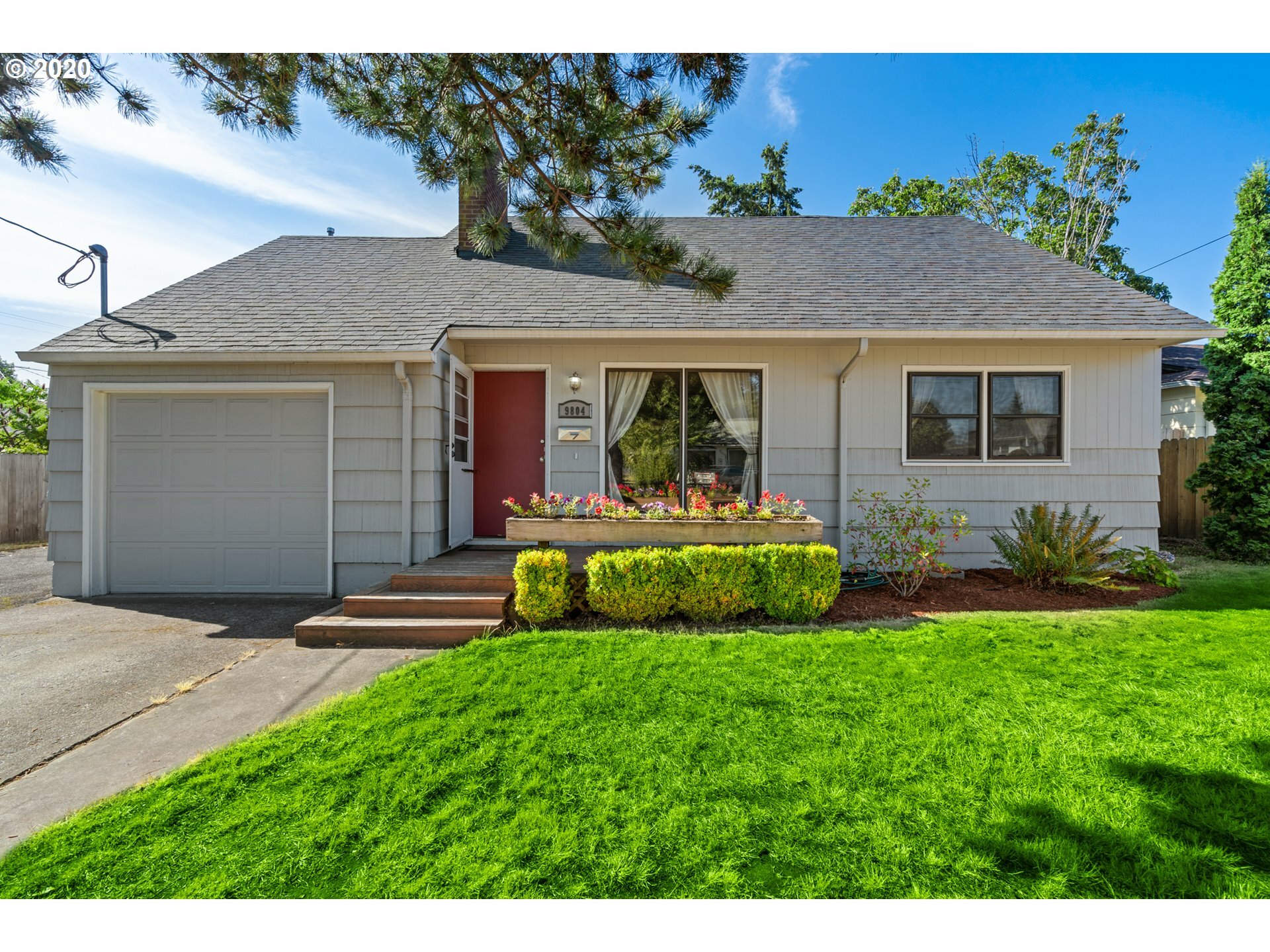 Property Photo: 9804 SE Pardee St OR 97266