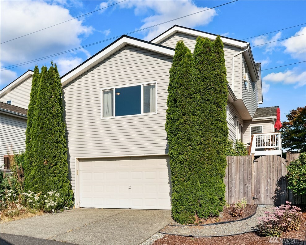 Property Photo:  517 Redmond Place NE  WA 98056 