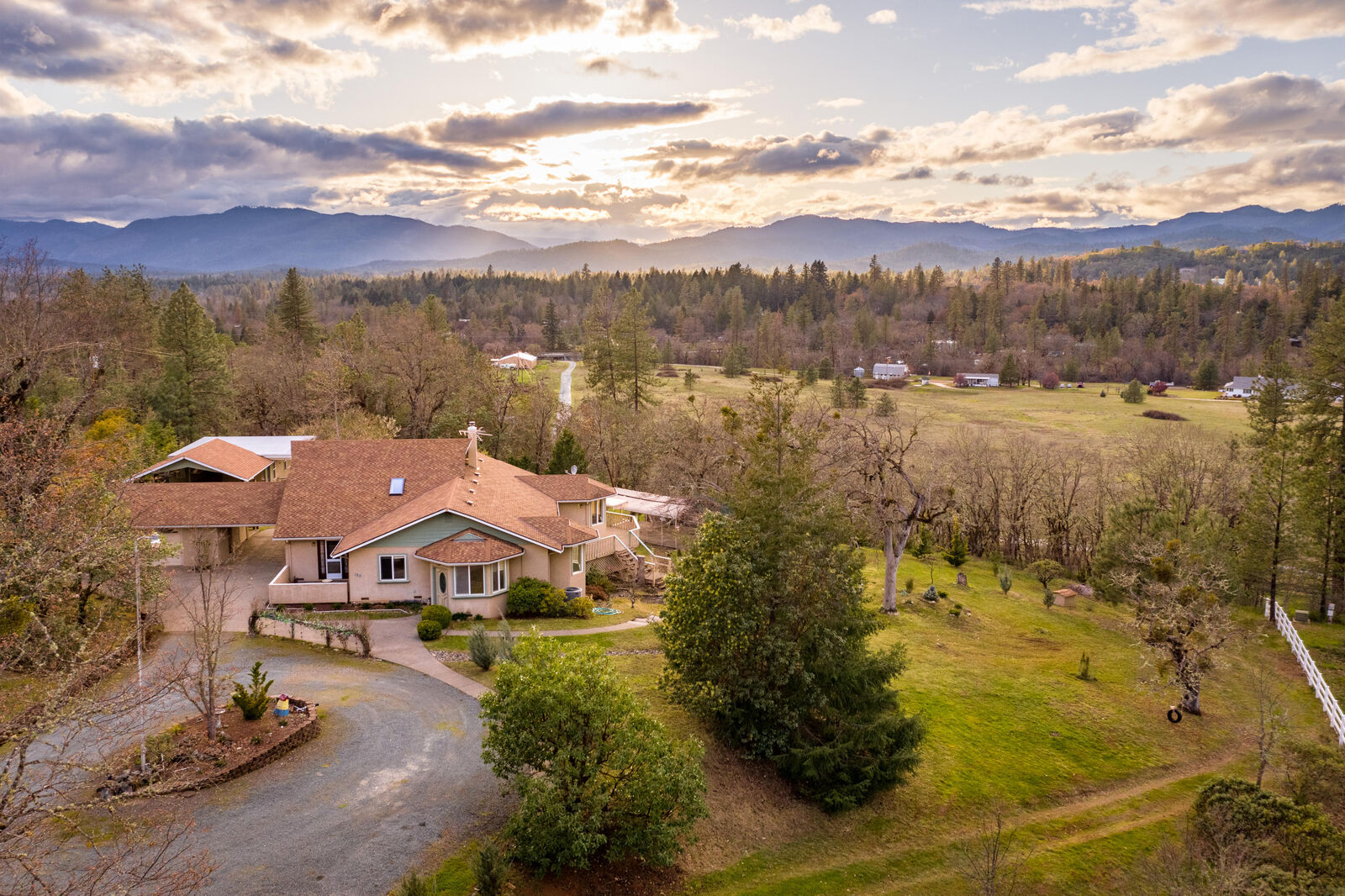 Property Photo:  180 Sun Oak Way  OR 97526 