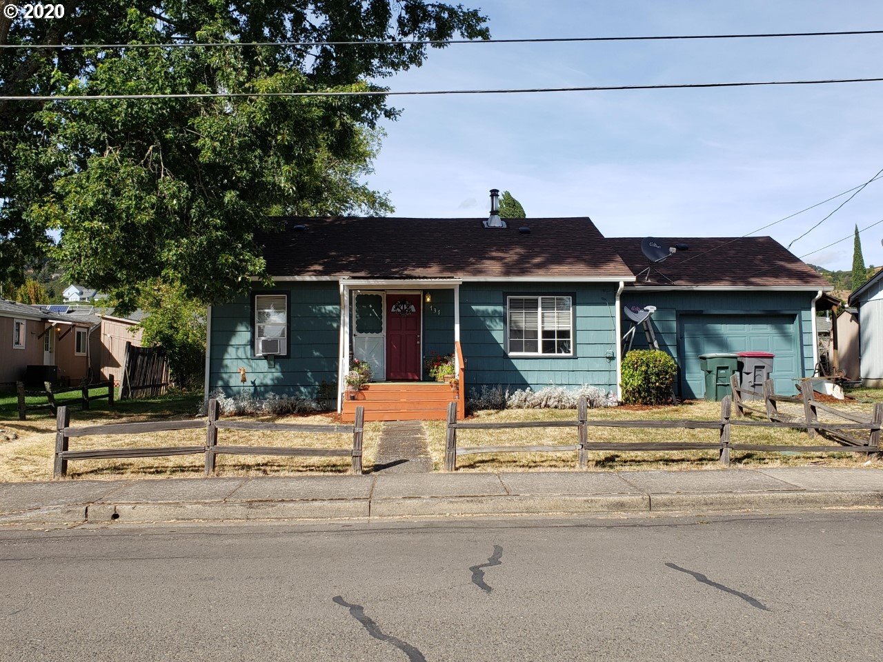 Property Photo:  737 NE Sherman St  OR 97378 