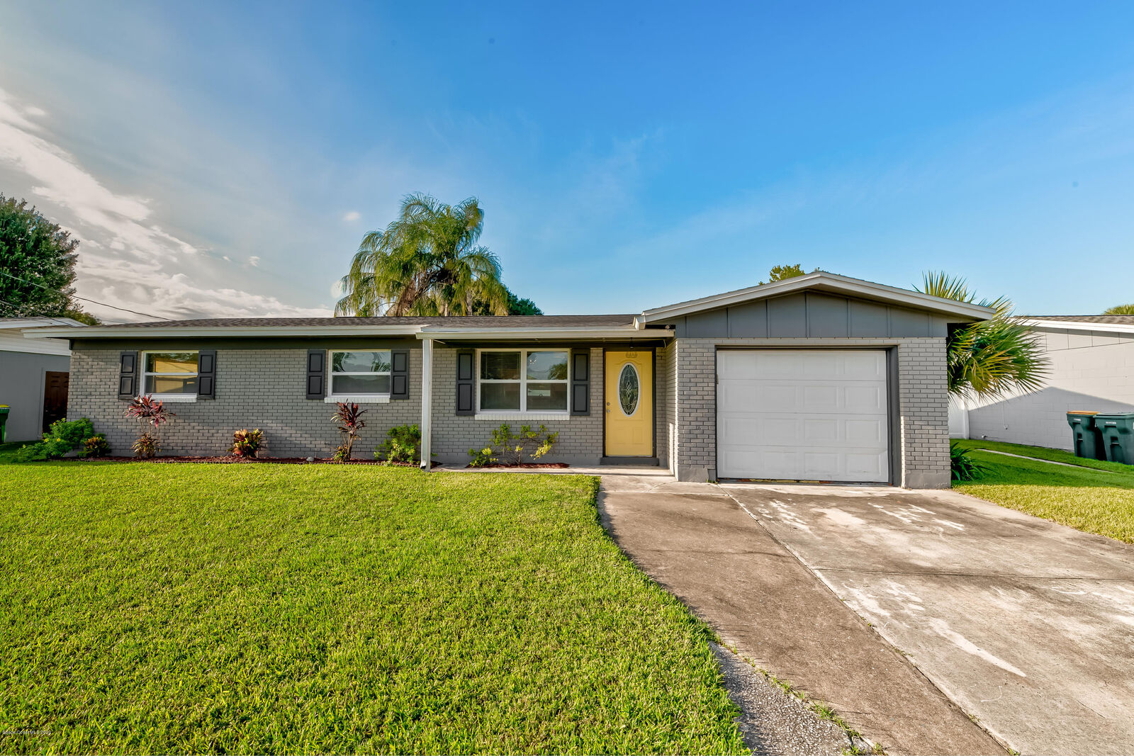 Property Photo: 2563 Stratford Drive FL 32926