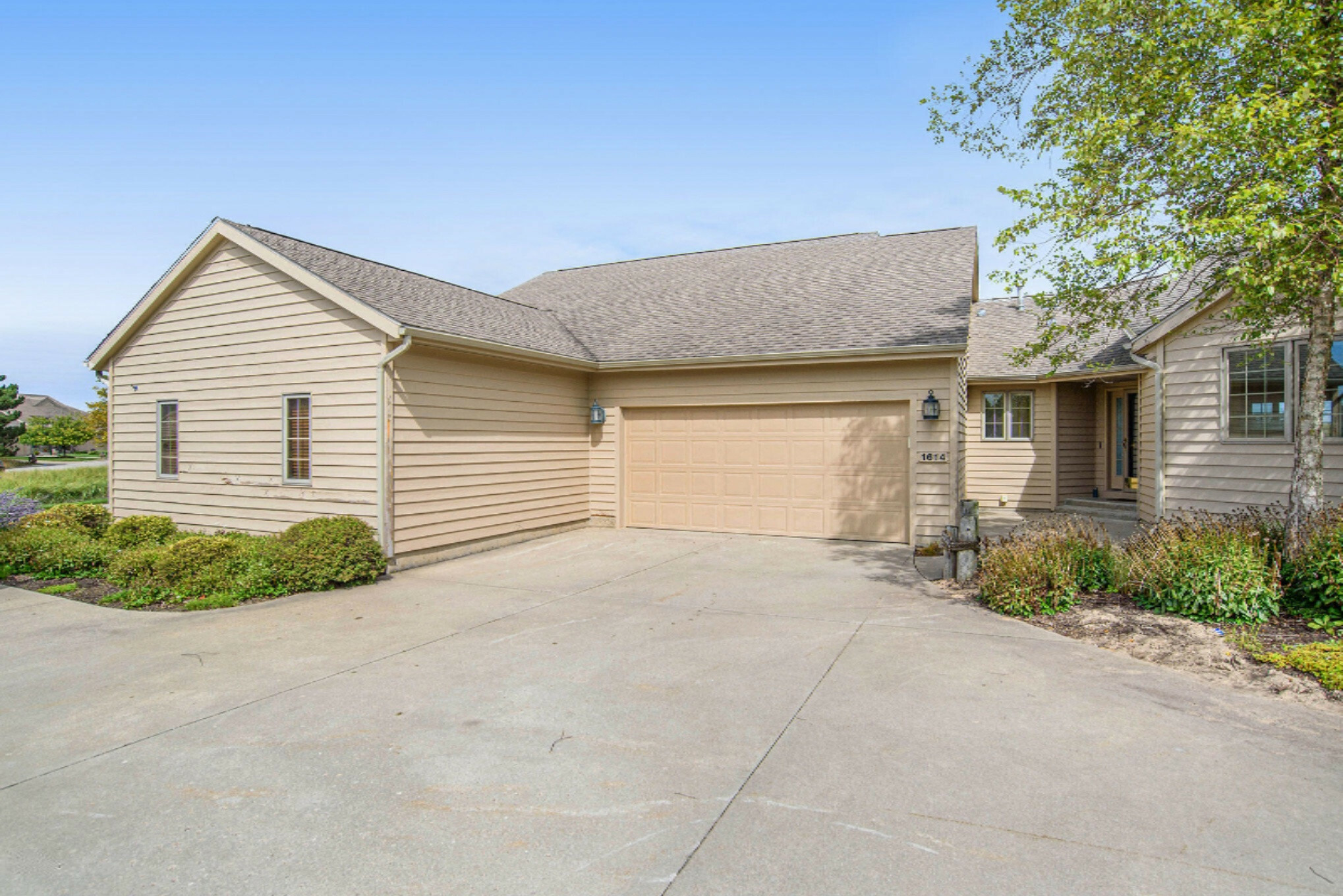 Property Photo:  1614 E Harbour Towne Circle  MI 49441 