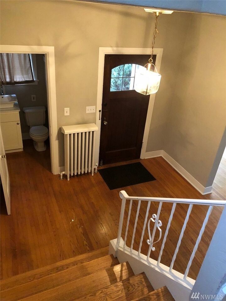 Property Photo:  1106 E Republican St  WA 98102 